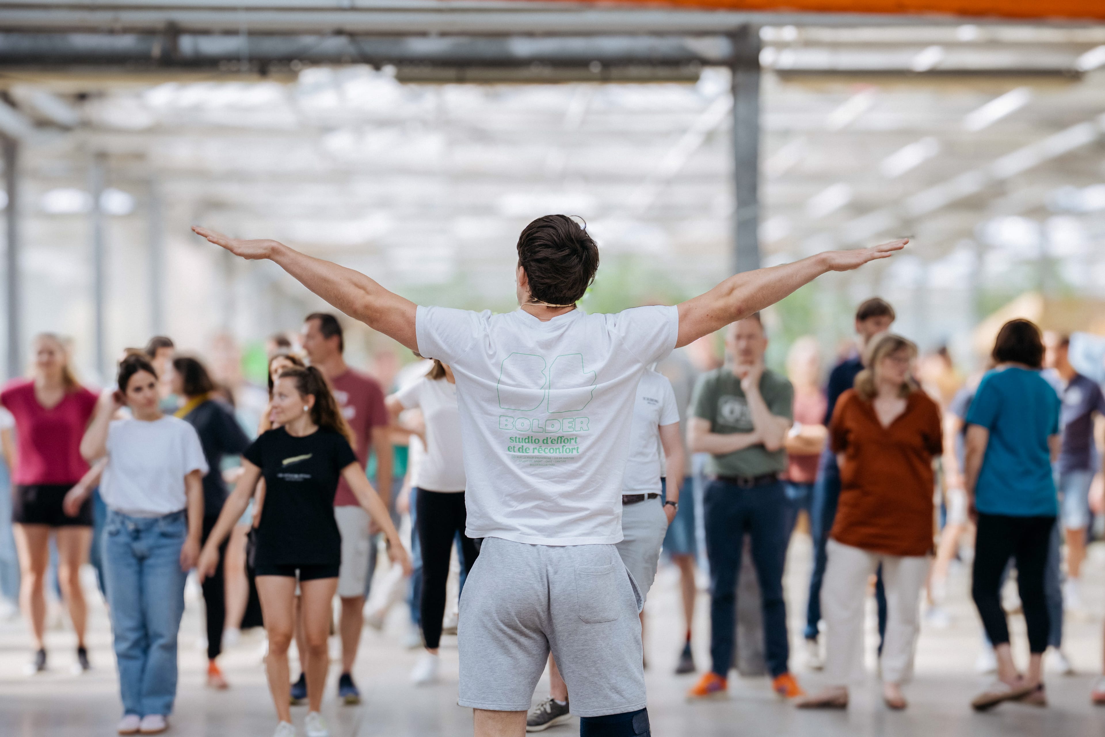 Coach sportif donnant une instruction lors d'une séance de team building en entreprise.